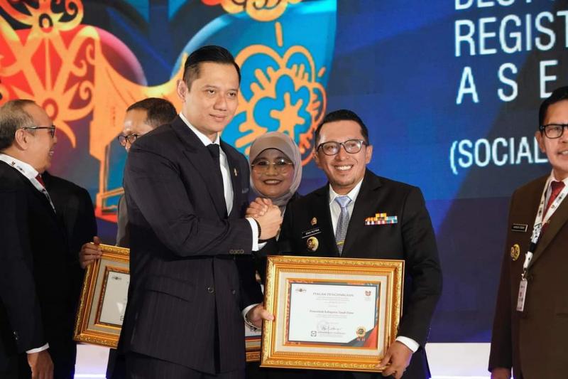 Satu-satunya Di Sumatera Barat, Bupati Tanah Datar Terima Penghargaan Dari Kementerian ATR/BPN